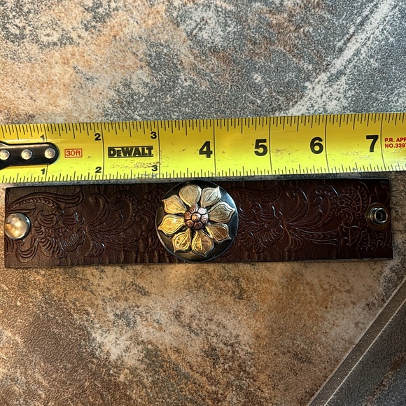 Western leather cuff bracelet - Picture 2 of 3